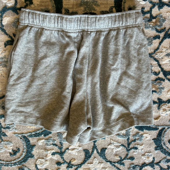 Nike light gray women’s shorts size M - Picture 3 of 5